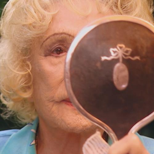 Leni Riefenstahl kontrolliert ihr Aussehen für die Aufzeichnung zur dreiteiligen Dokumentation „Speer und er“ von Regisseur Heinrich Breloer (1999) (© Bavaria Media)