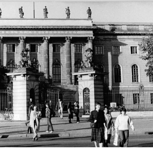 Bild vom Hauptgebäude der Humboldt-Universität zu Berlin vom 17.10.1985. Bundesarchiv, Bild 183-1985-1017-020 / CC-BY-SA 3.0