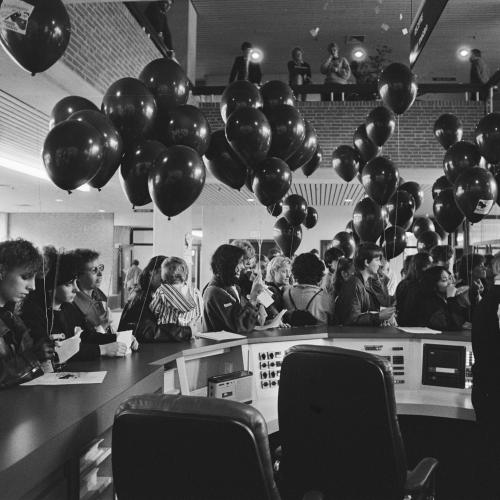  Utrecht, 26. Oktober 1984. Anlässlich des 10-jährigen Bestehens von "Blijf van mijn lijf" (Bleib mir vom Leib) erstatten Aktivistinnen bei der Polizei symbolisch Anzeige wegen Gewalt an Frauen. Diese Bewegung hatte 1974 das erste Frauenhaus in Amsterdam gegründet. Lizenz: CC BY-SA 4.0, via Wikimedia Commons.