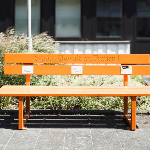 „Orange Bank gegen Gewalt an Frauen“ vor dem Haupteingang des HELIOS-Klinikums Bonn/Rhein-Sieg. Foto: Elke Wetzig (Elya), 20.07.2024. Lizenz: CC BY-SA 4.0, via Wikimedia Commons.