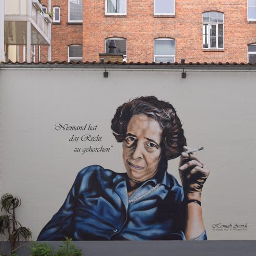 Hannah Arendt im Hof ihres Geburtshauses. Foto: Hannes Grobe (2024), CC BY-SA 4.0, Wikimedia Commons.