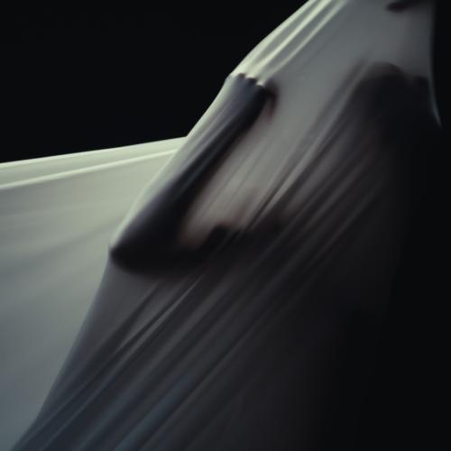 Performanceszene mit Tuch. Fassaden © Rotzfrech Cinema UG