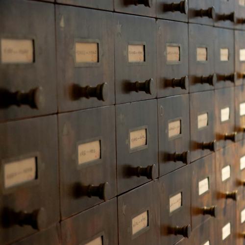 Aktenschrank mit Fächern