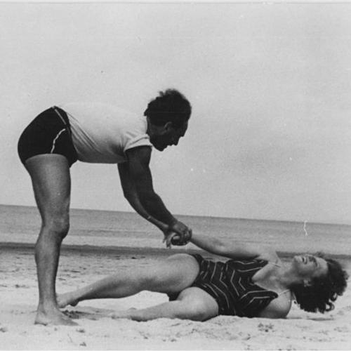 Paar am Strand, Sommer 1952