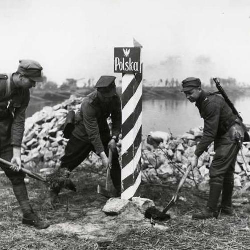 Drei Soldaten markieren 1945 die deutsch-polnische Grenze
