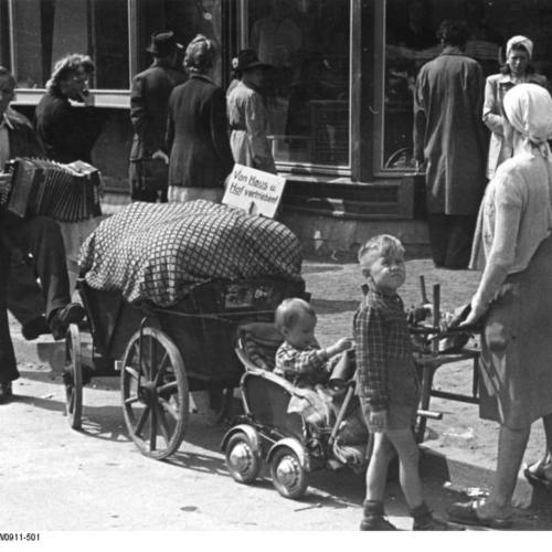 Geflüchtete in einer Einkaufsstraße, 1948