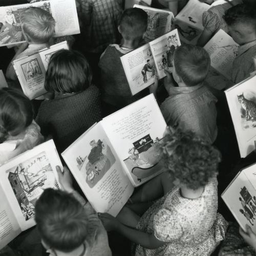 Kinder lesen Bücher