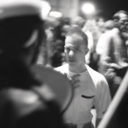 Ein rechter Jugendlicher auf Konfrontationskurs mit der Polizei während der rassistischen Ausschreitungen in Quedlinburg, September 1992.