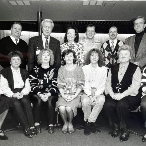 Das Bild zeigt ostdeutsche Mitarbeitende der „DAAD-Arbeitsstelle Berlin-Mitte“ (ASBM) mit dem westdeutschen Leiter des Büros (3. von links oben) auf einem Betriebsausflug in Rostock 1993. 