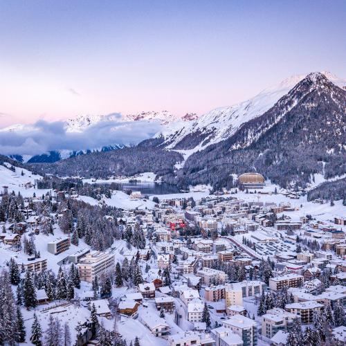 Bergpanorama, im Tale Davos