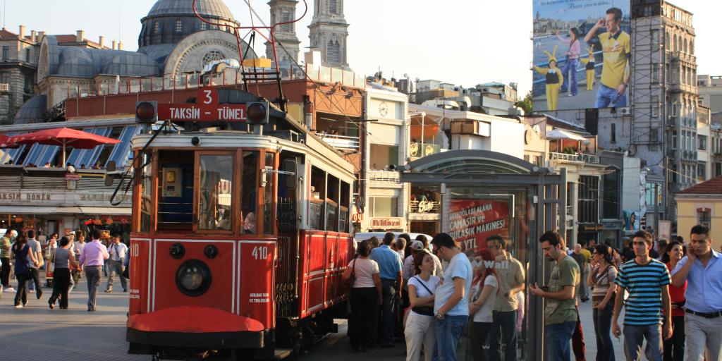 Straßenszene am Taksim-Platz in Instanbul