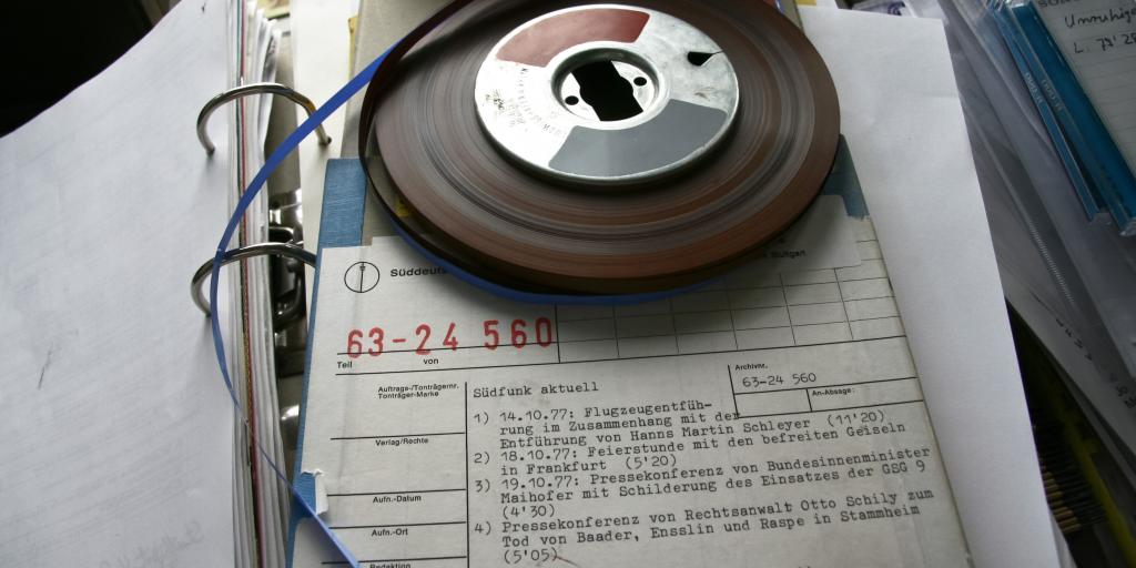 Ein Tonband des Südwestrundfunks (SWR) in Stuttgart enthält archivierte Originaltöne aus dem "Deutschen Herbst" 1977, u.a. mit einem Bericht über die Entführung von Hanns Martin Schleyer und dem Mitschnitt einer Pressekonferenz des Rechtsanwalts Otto Schily zum Tod von Andreas Baader, Gudrun Ensslin und Jan Carl Raspe in Stuttgart/Stammheim.