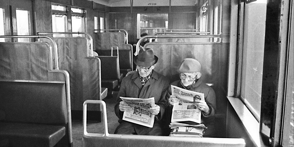 Berlin S-Bahn 1995, Lesende Senioren; Foto von Gerd Danigel,