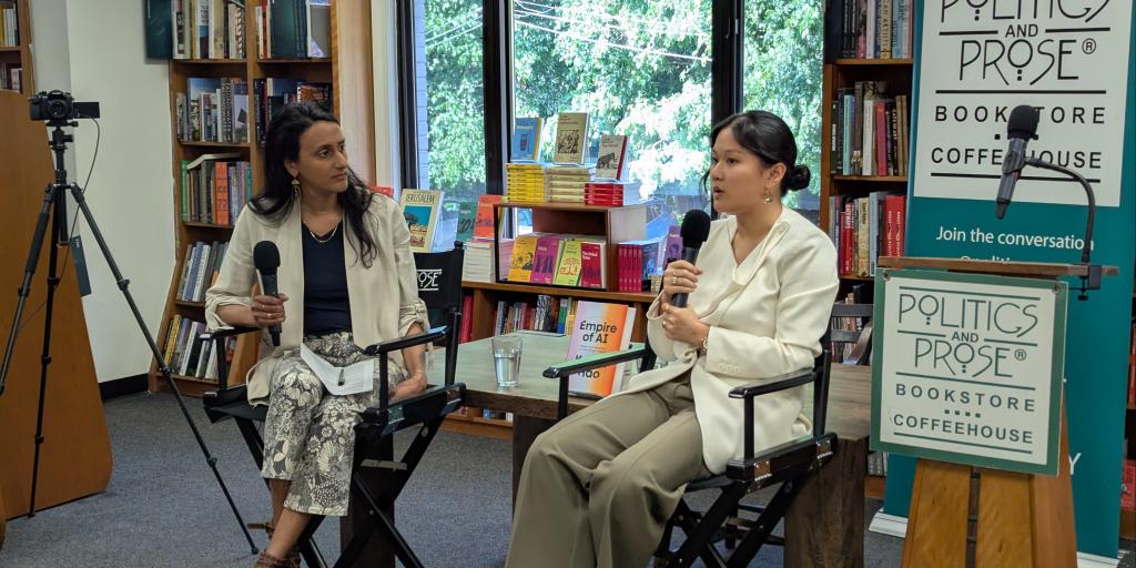 Karen Hao spricht über "Empire of AI Dreams and Nightmares in Sam Altman's OpenAI" bei Politics and Prose mit Bina Venkataraman. 