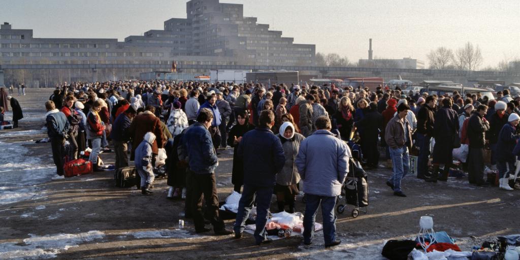 Flea markets in Berlin-Kreuzberg Germany, Tilla-Durieux-Park, Polenmarkt December 1989, author: Aad van der Drift; Wikimedia Commons; CC-BY-2.0 (Bild bearbeitet).