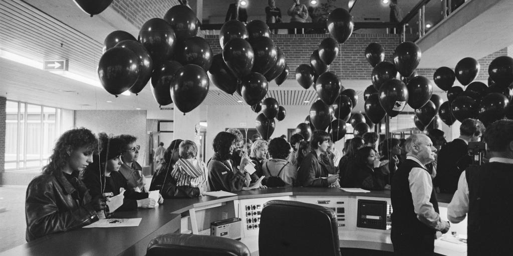  Utrecht, 26. Oktober 1984. Anlässlich des 10-jährigen Bestehens von "Blijf van mijn lijf" (Bleib mir vom Leib) erstatten Aktivistinnen bei der Polizei symbolisch Anzeige wegen Gewalt an Frauen. Diese Bewegung hatte 1974 das erste Frauenhaus in Amsterdam gegründet. Lizenz: CC BY-SA 4.0, via Wikimedia Commons.