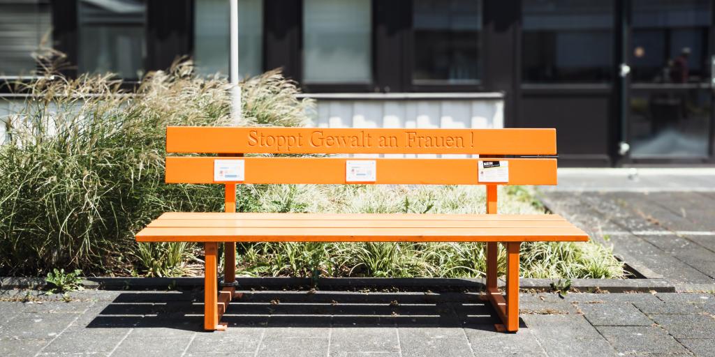 „Orange Bank gegen Gewalt an Frauen“ vor dem Haupteingang des HELIOS-Klinikums Bonn/Rhein-Sieg. Foto: Elke Wetzig (Elya), 20.07.2024. Lizenz: CC BY-SA 4.0, via Wikimedia Commons.