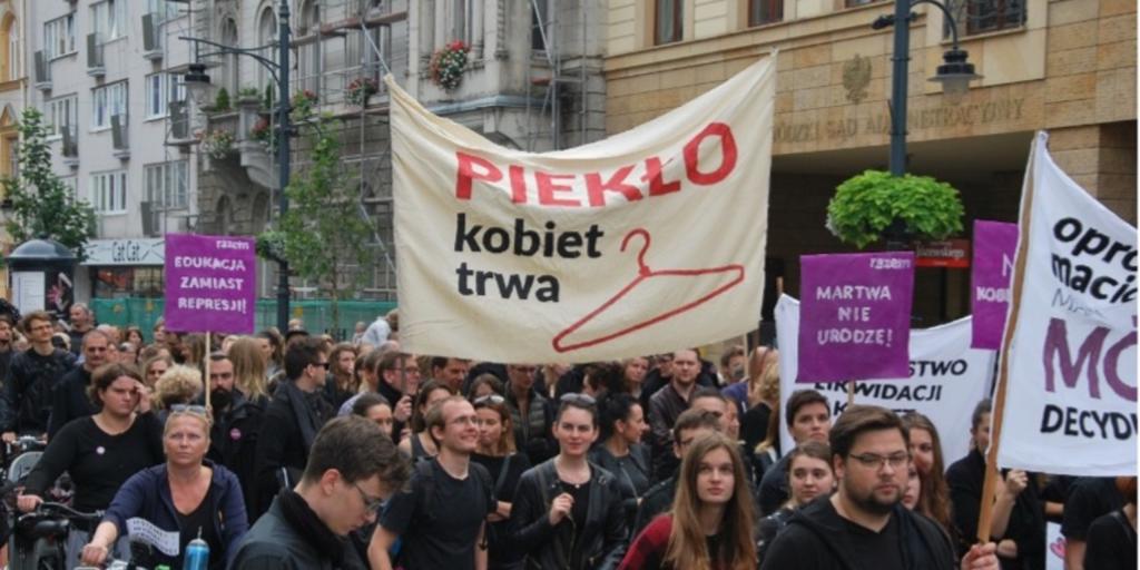 Proteste in Polen gegen Verschärfung des Abtreibungsgesetzes, „Die Hölle der Frauen“. Silar, CC BY-SA 4.0, via Wikimedia Commons.
