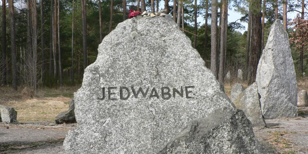 Stein mit der geschichtsverfälschenden Inschrift „Jedwabne“ auf dem Gelände des ehemaligen NS-Vernichtungslager Treblinka II. Es handelt sich um eine in Stein gemeißelte Lüge in puncto Täterschaft und den Tatort des Verbrechens. Die gesamte jüdische Gemeinschaft von Jedwabne wurde nicht von den Deutschen in Treblinka II ermordet. Foto: Katrin Stoll, 31. März 2022