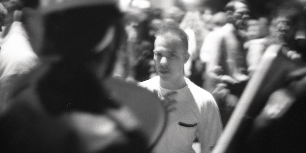 Ein rechter Jugendlicher auf Konfrontationskurs mit der Polizei während der rassistischen Ausschreitungen in Quedlinburg, September 1992.