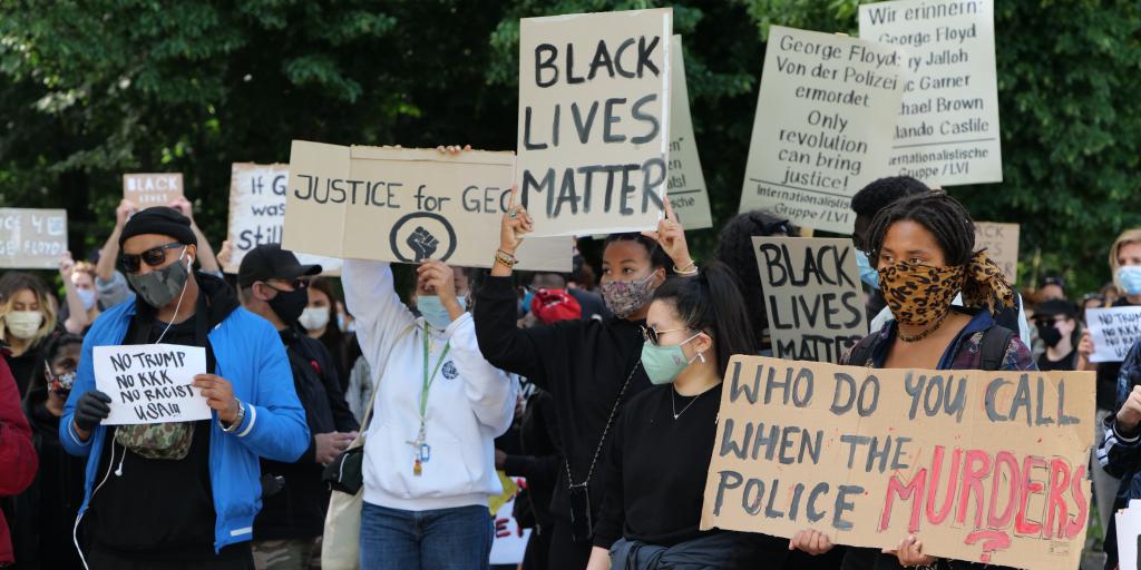Kundgebung gegen Rassismus und Polizeigewalt an der Botschaft der USA in Berlin nach dem Mord an George Floyd durch einen Polizisten in den USA am 30. Mai 2020