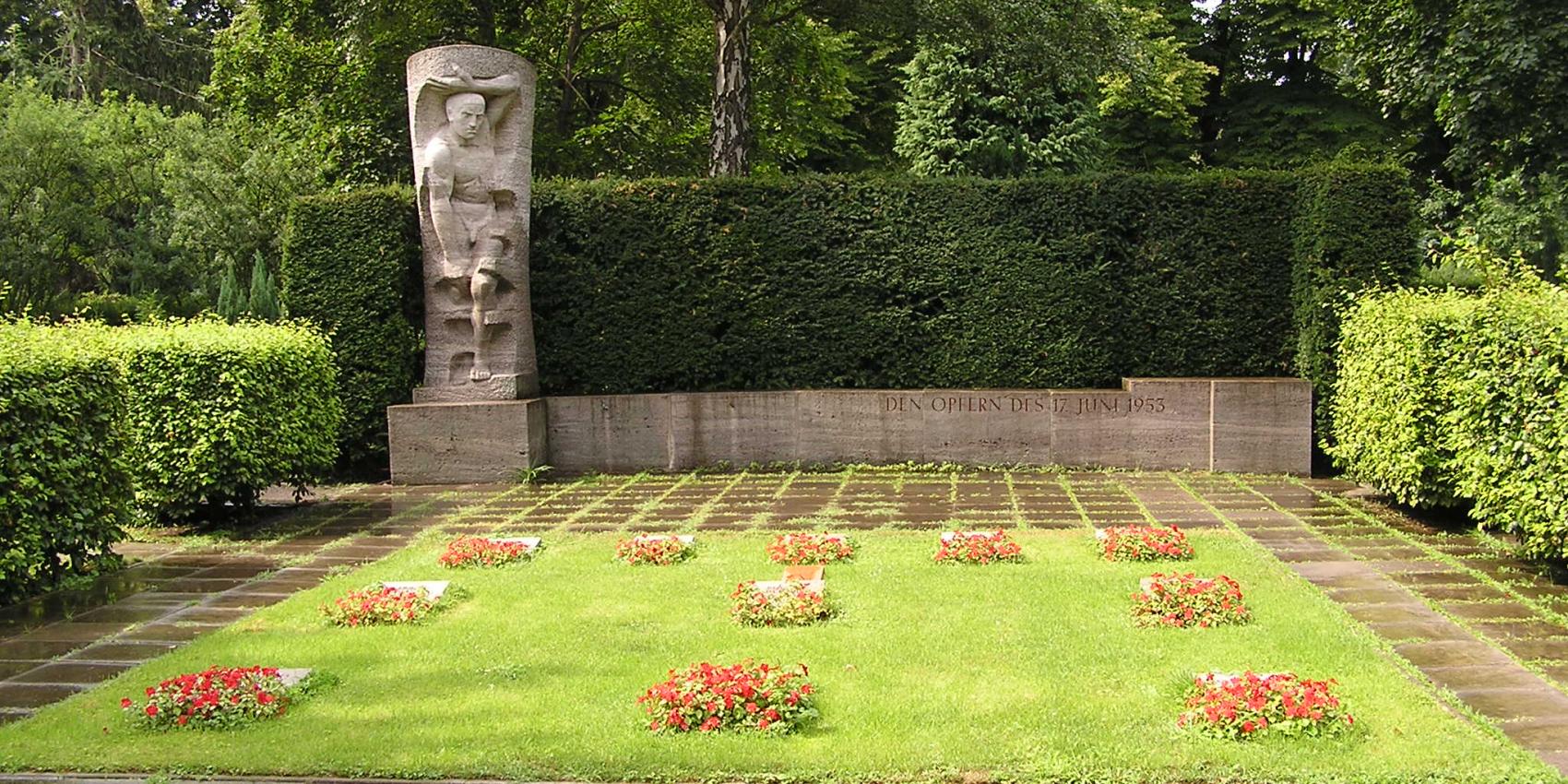 Berlin, Urnenfriedhof Seestraße, Gedenkstätte für die Opfer des 17. Juni 1953. Skulptur: Karl Wenke.