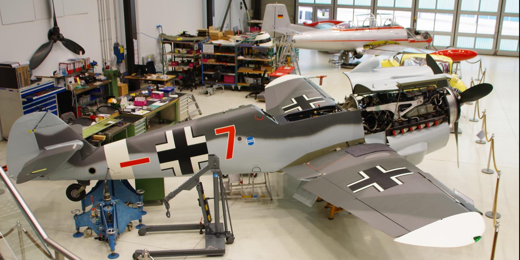 Ein Jagdflugzeug vom Typ Messerschmitt Me 109 im Flugmuseum Messerschmitt (2024)