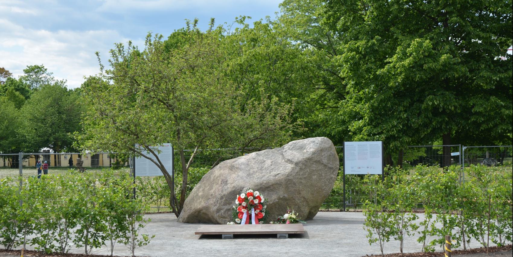 Temporärer Gedenkstein für die Opfer der deutschen Besatzung in Polen 1939-1945, aufgestellt am 16. April  2025 an der Stelle der Berliner Kroll-Oper.  Zukünftig ist ein dauerhaftes Mahnmal geplant in Verbindung mit einer Dokumentations- und Begegnungsstelle, dem bereits konzipierten Deutsch-Polnischen Haus (https://deutschpolnischeshaus.de/).