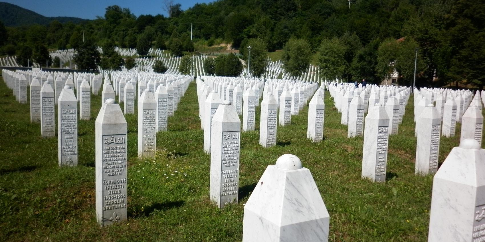 Memorijalni centar Srebrenica-Potočari, Andrija1234567, 2017, Wikimedia Commons, Public Domain. (Bild bearbeitet)