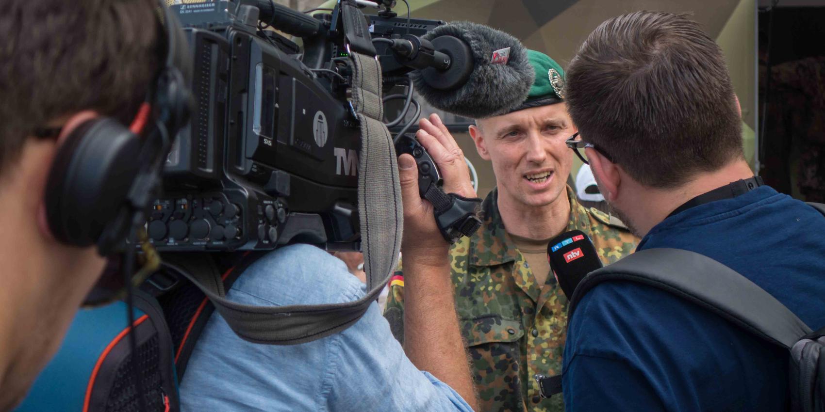 Oberstleutnant i. G. Marcel Bohnert im Interview am „Nationalen Veteranentag“ in Berlin, 15.6.2025, Fotograf: Stephan Horn