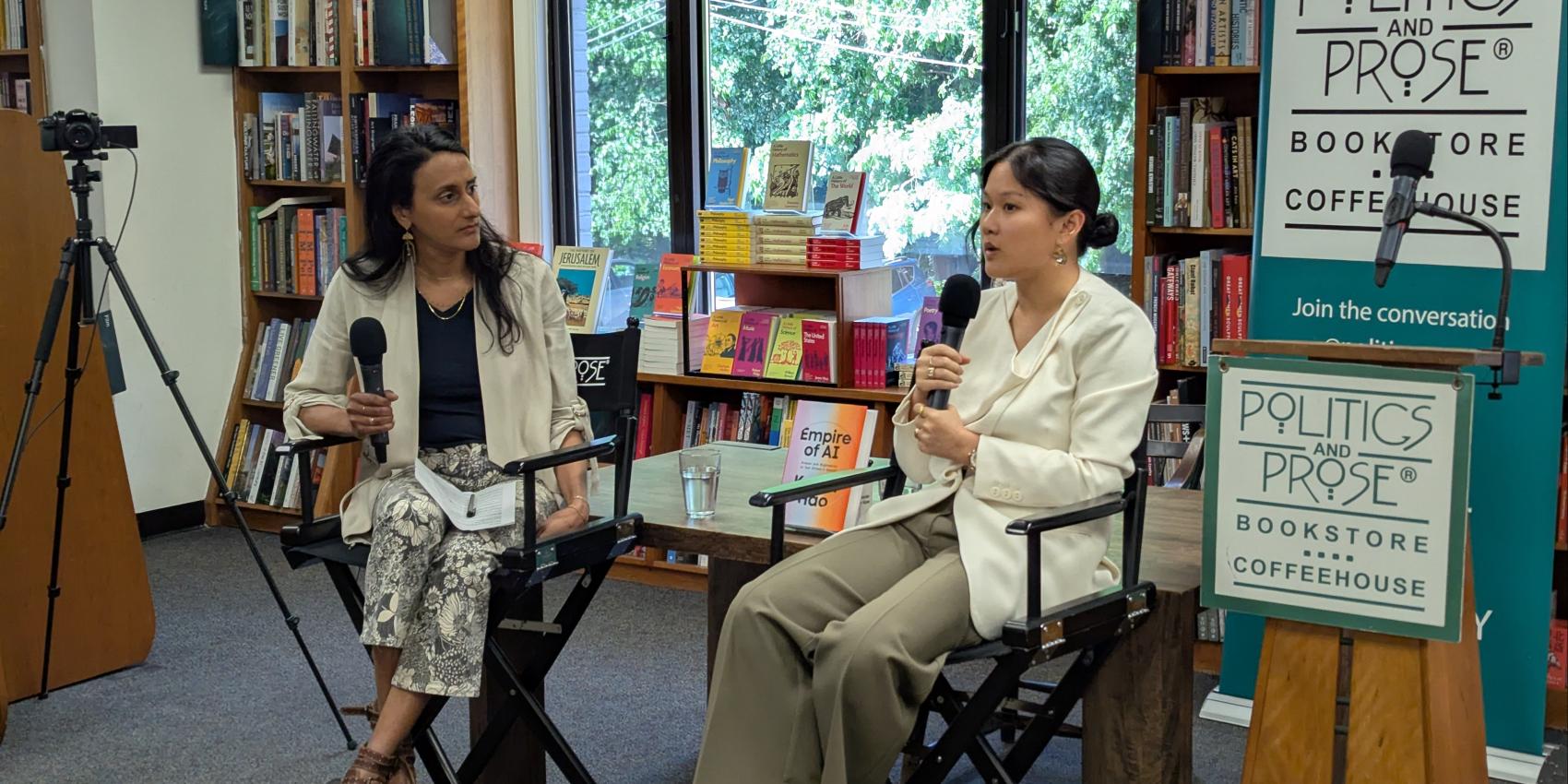 Karen Hao spricht über "Empire of AI Dreams and Nightmares in Sam Altman's OpenAI" bei Politics and Prose mit Bina Venkataraman. 