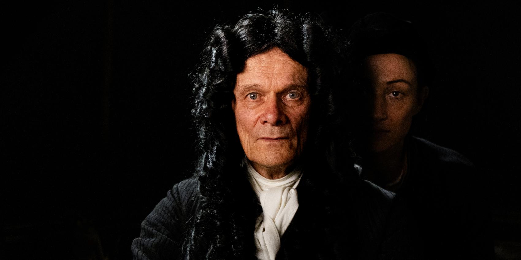 Der Unviersalgelehrte Gottfried Wilhelm Leibniz (Edgar Selge) soll von einer Künstlerin (Aenne Schwarz) porträtiert werden. (©️ Ella Knorz)