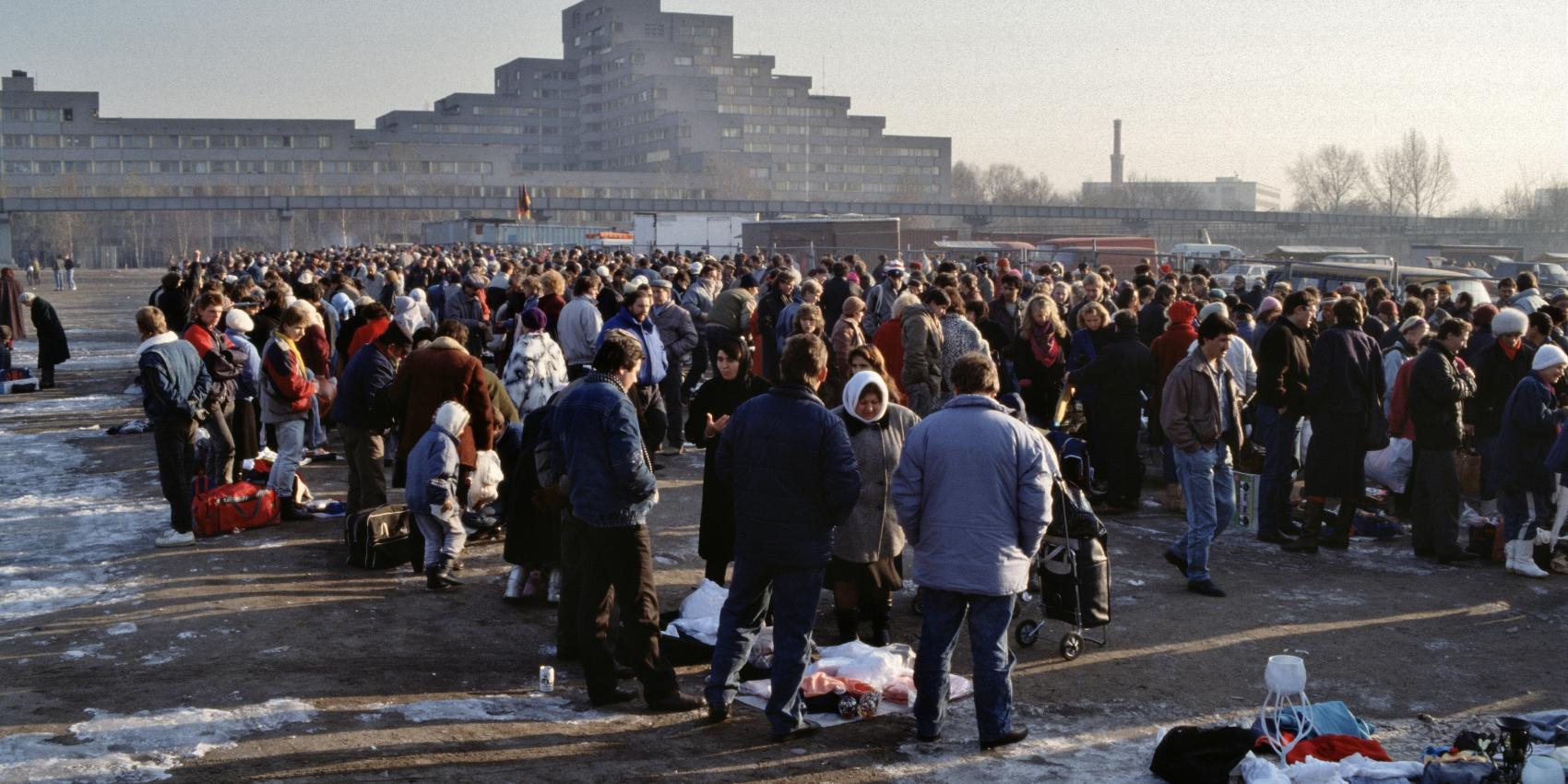 Flea markets in Berlin-Kreuzberg Germany, Tilla-Durieux-Park, Polenmarkt December 1989, author: Aad van der Drift; Wikimedia Commons; CC-BY-2.0 (Bild bearbeitet).
