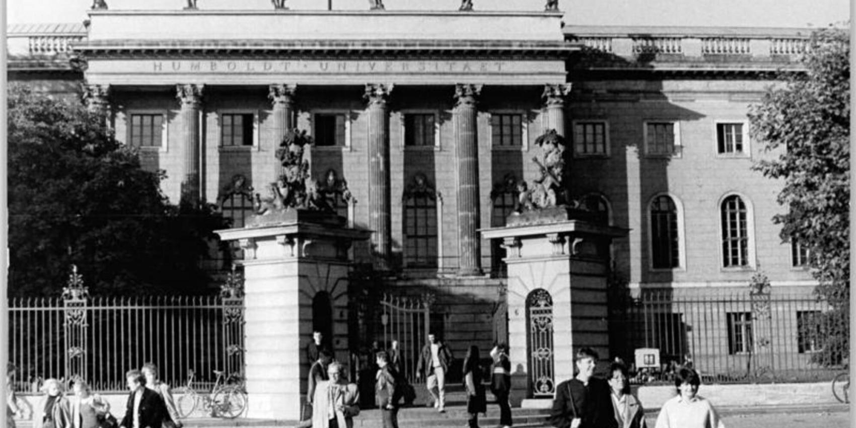 Bild vom Hauptgebäude der Humboldt-Universität zu Berlin vom 17.10.1985. Bundesarchiv, Bild 183-1985-1017-020 / CC-BY-SA 3.0