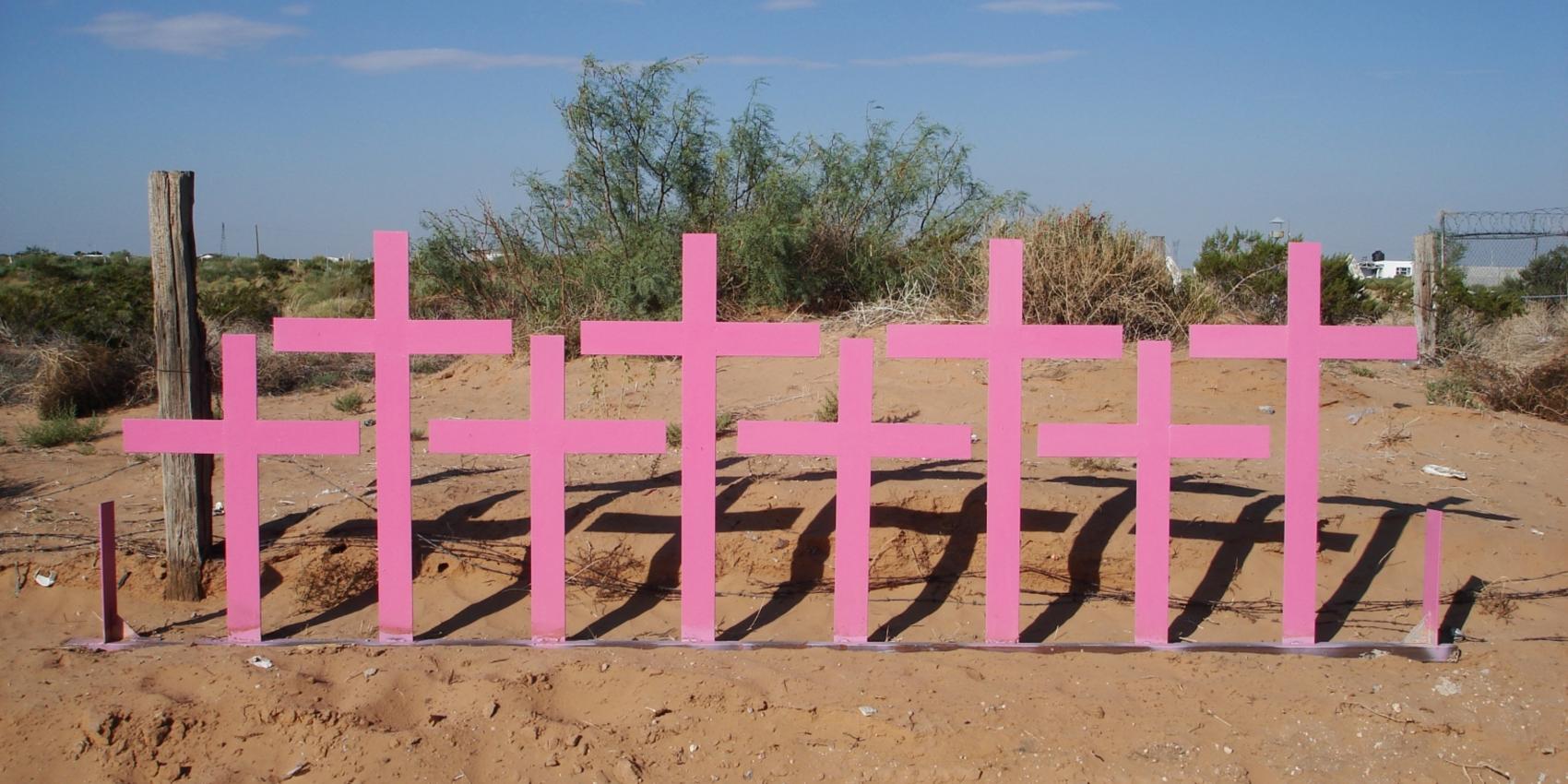 Kreuze an der Fundstelle von acht ermordeten Frauen in Lomas del Poleo, Ciudad Juárez (Mexiko). Foto: iose, 31.08.2007, via Wikimedia Commons.  