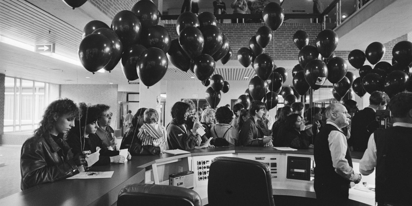  Utrecht, 26. Oktober 1984. Anlässlich des 10-jährigen Bestehens von "Blijf van mijn lijf" (Bleib mir vom Leib) erstatten Aktivistinnen bei der Polizei symbolisch Anzeige wegen Gewalt an Frauen. Diese Bewegung hatte 1974 das erste Frauenhaus in Amsterdam gegründet. Lizenz: CC BY-SA 4.0, via Wikimedia Commons.