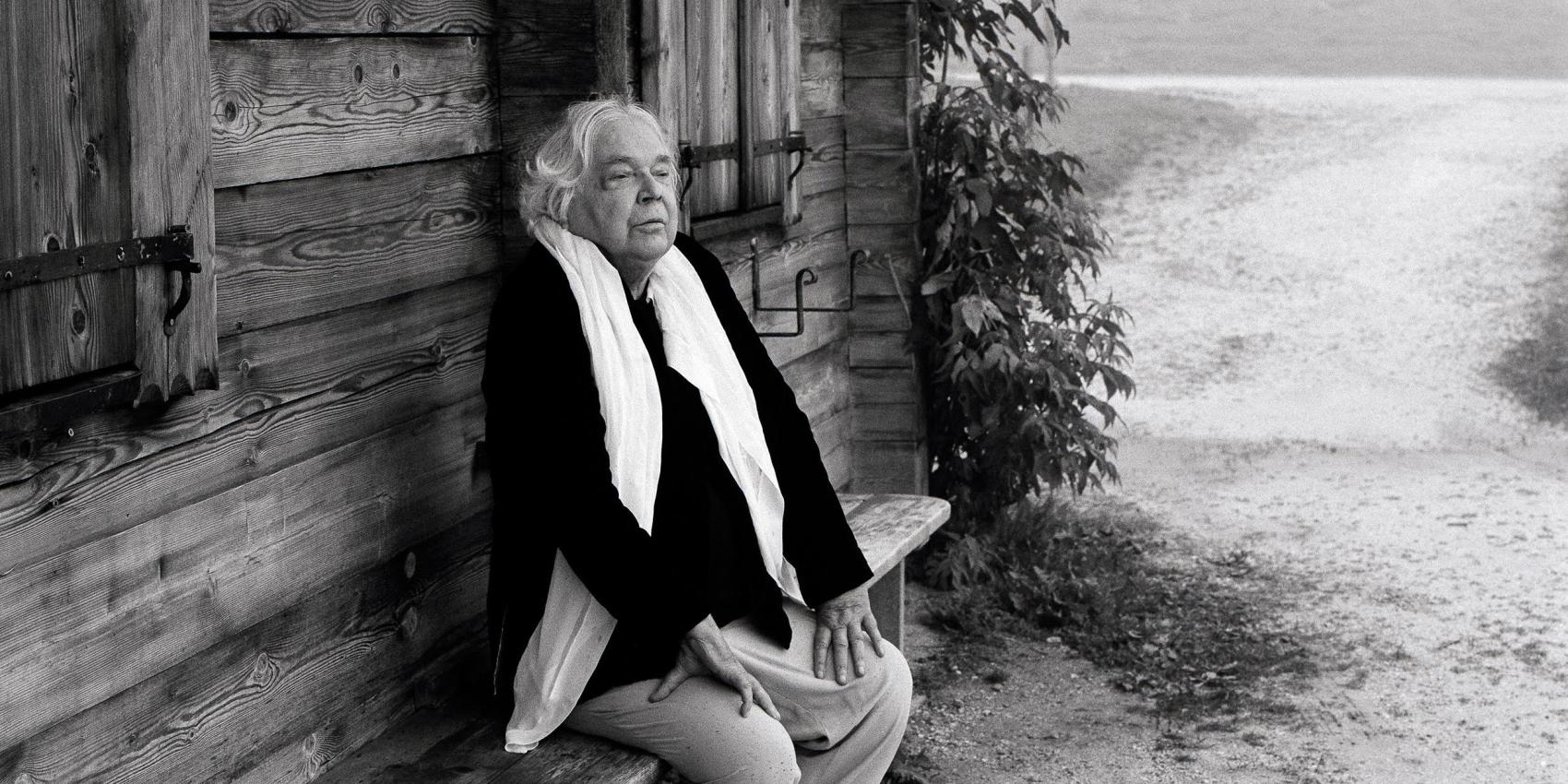 Thomas Harlan, auf einer Bank vor einer Hütte im Berchtesgadener Land sitzend, 2007.