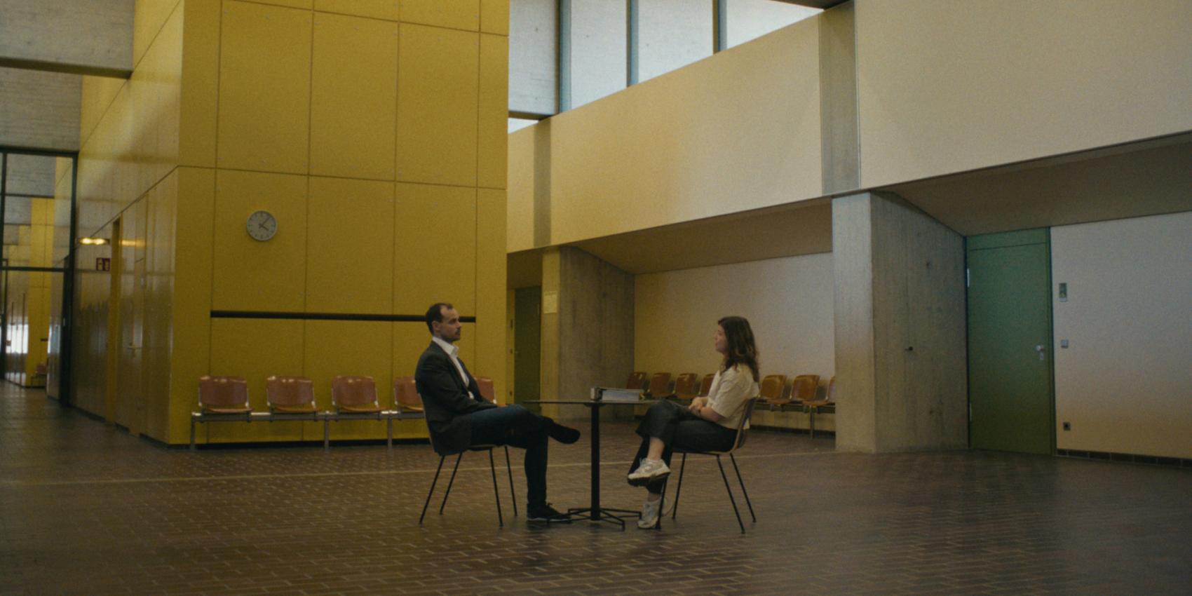 Gegenübersitzende Personen