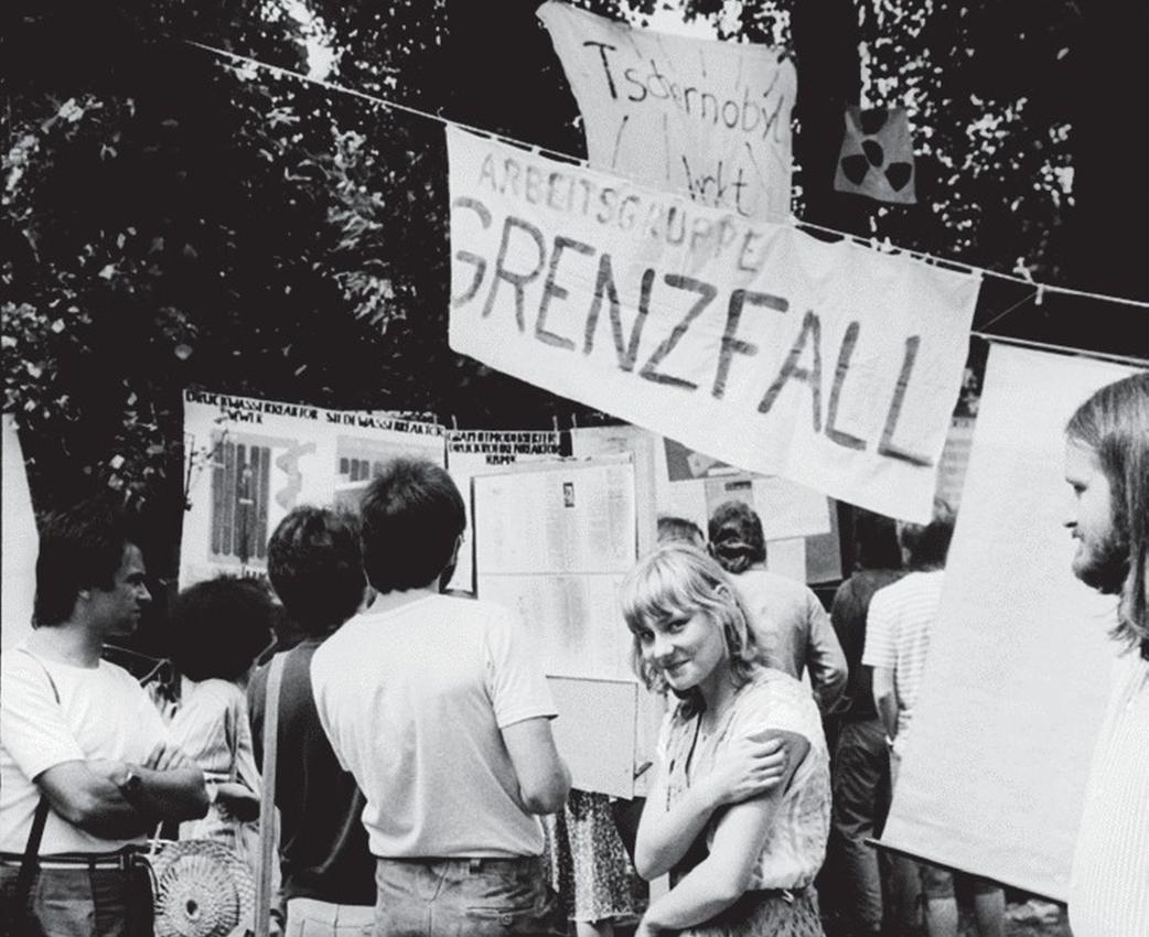 Ansicht einer Demo, eine junge Frau im Vordergrund