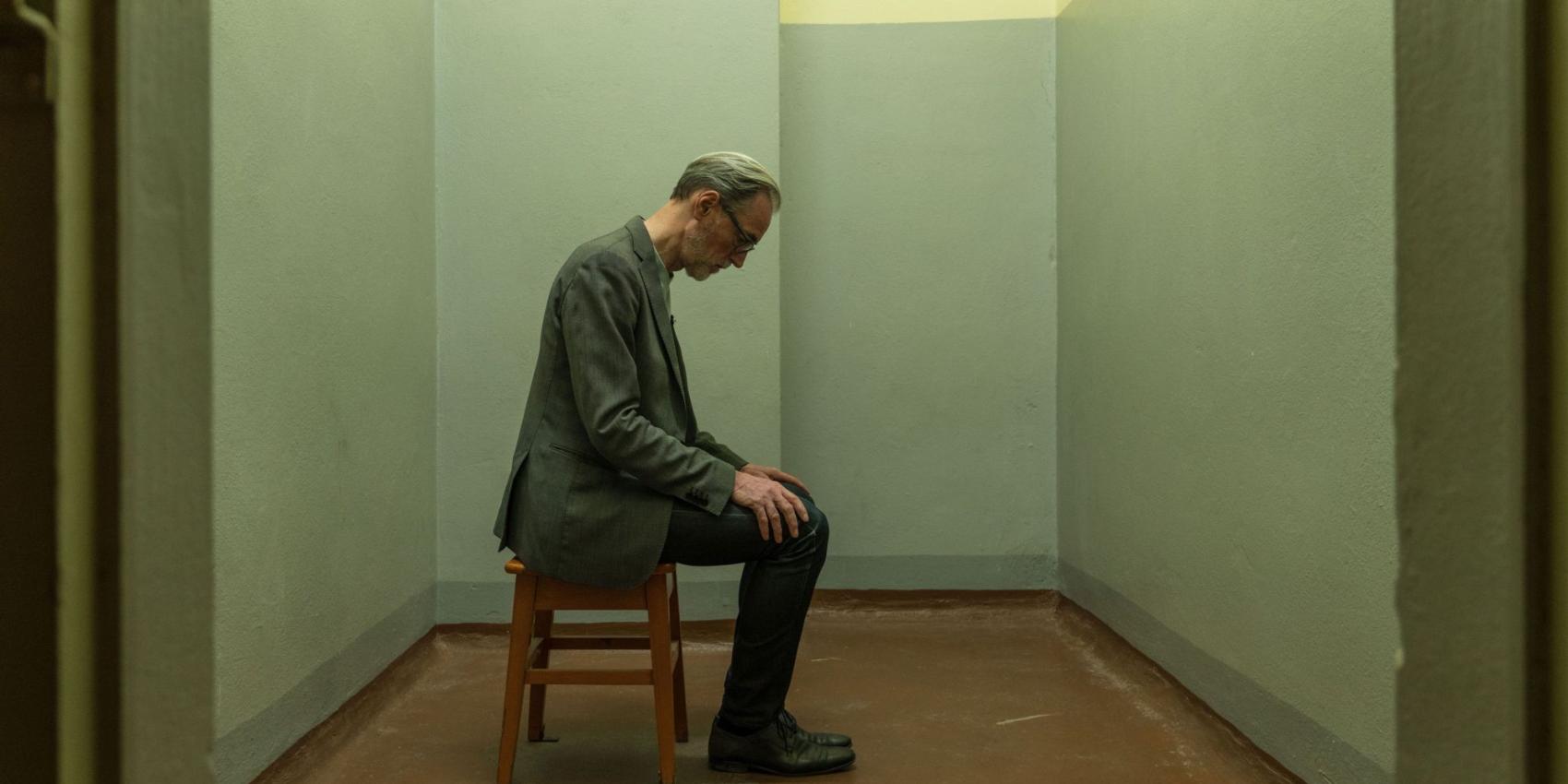 Protagonist Peter Keup im ehemaligen Stasigefängnis in Dresden