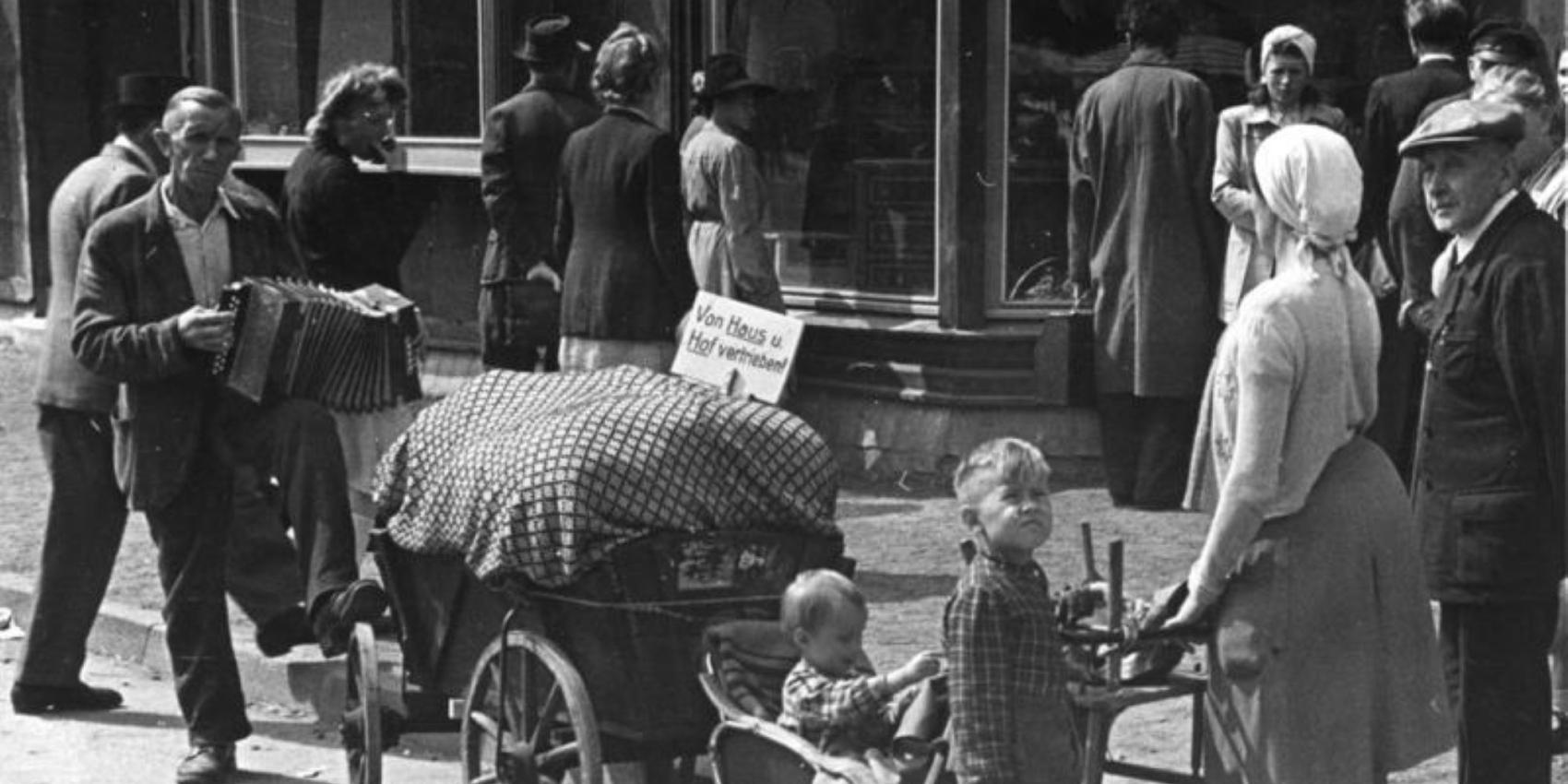 Geflüchtete in einer Einkaufsstraße, 1948