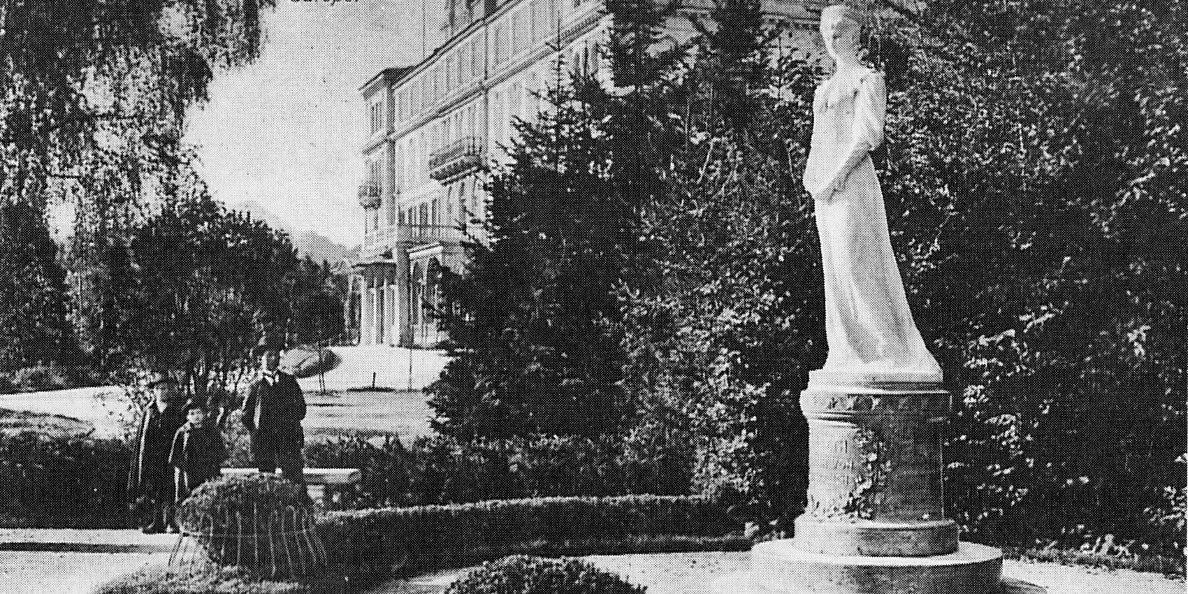 iserin-Elisabeth-Denkmals in Salzburg ca. 1905 im Garten des damaligen Luxushotels Hotel de l'Europe nahe dem Salzburger Hauptbahnhof. Das umliegende Stadtviertel erhielt später den Namen "Elisabeth-Vorstadt.