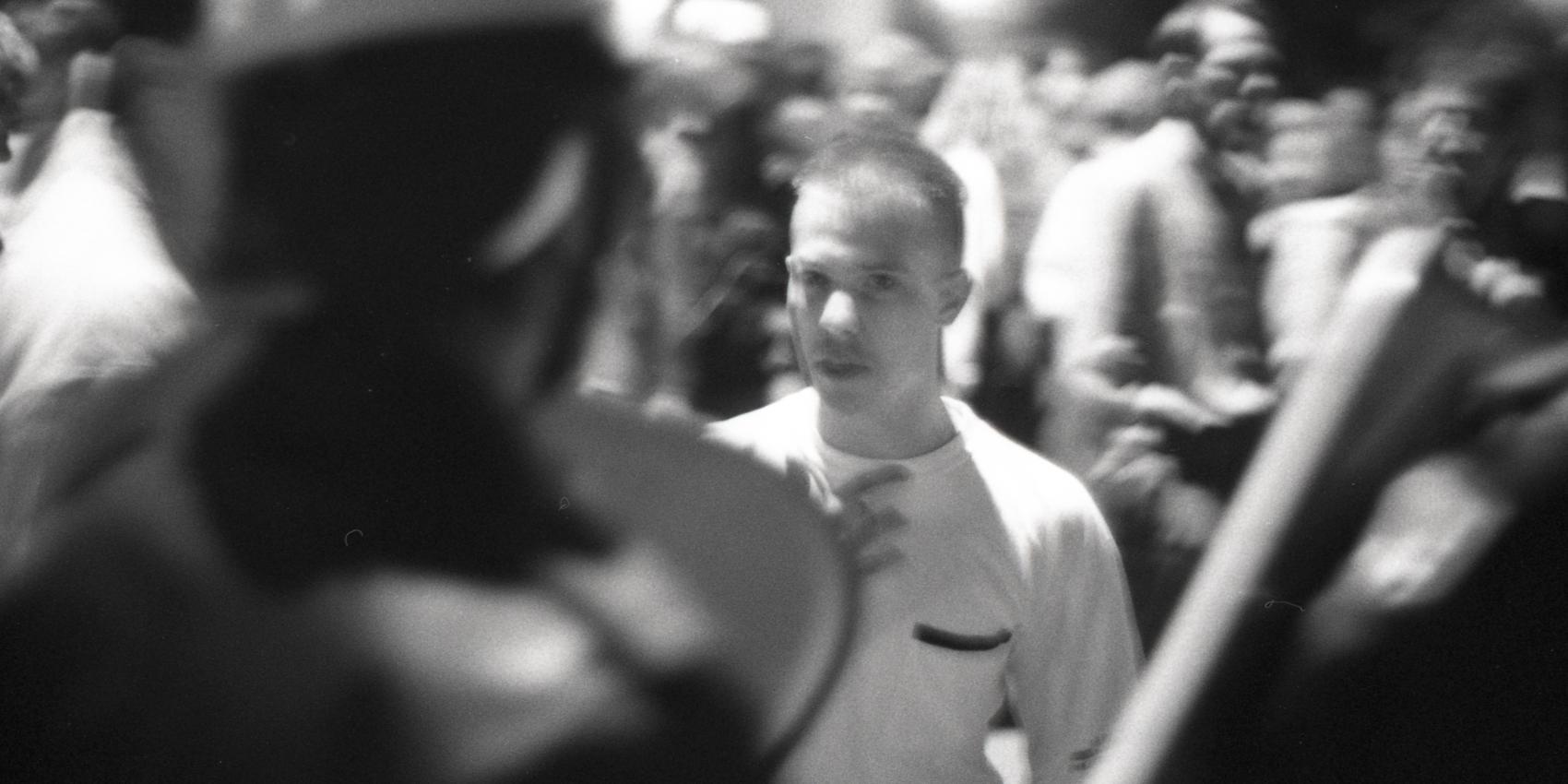 Ein rechter Jugendlicher auf Konfrontationskurs mit der Polizei während der rassistischen Ausschreitungen in Quedlinburg, September 1992.