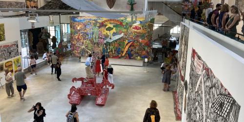 Das Hallenbad Ost während der documenta fifteen, in dem Werke des indonesischen Künstler-Kollektivs Taring Padi gezeigt werden