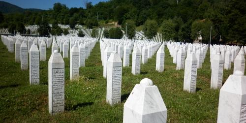 Memorijalni centar Srebrenica-Potočari, Andrija1234567, 2017, Wikimedia Commons, Public Domain. (Bild bearbeitet)