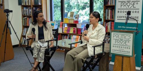 Karen Hao spricht über "Empire of AI Dreams and Nightmares in Sam Altman's OpenAI" bei Politics and Prose mit Bina Venkataraman. 