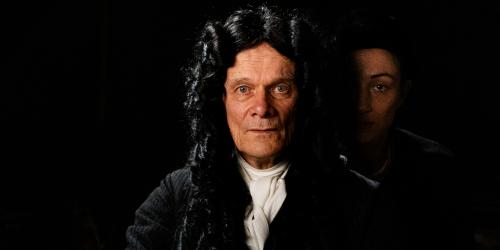 Der Unviersalgelehrte Gottfried Wilhelm Leibniz (Edgar Selge) soll von einer Künstlerin (Aenne Schwarz) porträtiert werden. (©️ Ella Knorz)