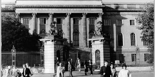 Bild vom Hauptgebäude der Humboldt-Universität zu Berlin vom 17.10.1985. Bundesarchiv, Bild 183-1985-1017-020 / CC-BY-SA 3.0