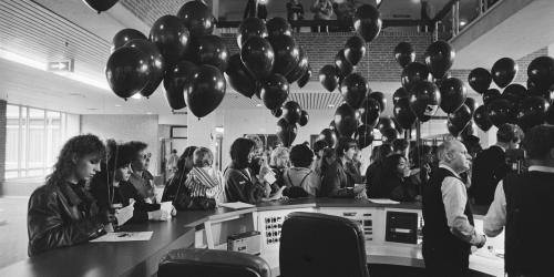  Utrecht, 26. Oktober 1984. Anlässlich des 10-jährigen Bestehens von "Blijf van mijn lijf" (Bleib mir vom Leib) erstatten Aktivistinnen bei der Polizei symbolisch Anzeige wegen Gewalt an Frauen. Diese Bewegung hatte 1974 das erste Frauenhaus in Amsterdam gegründet. Lizenz: CC BY-SA 4.0, via Wikimedia Commons.