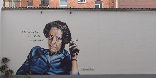 Hannah Arendt im Hof ihres Geburtshauses. Foto: Hannes Grobe (2024), CC BY-SA 4.0, Wikimedia Commons.